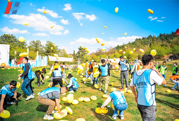 昆明團結鄉名花谷團建活動案例----枕頭大戰 昆明團結鄉名花谷團建活動案例----枕頭大戰